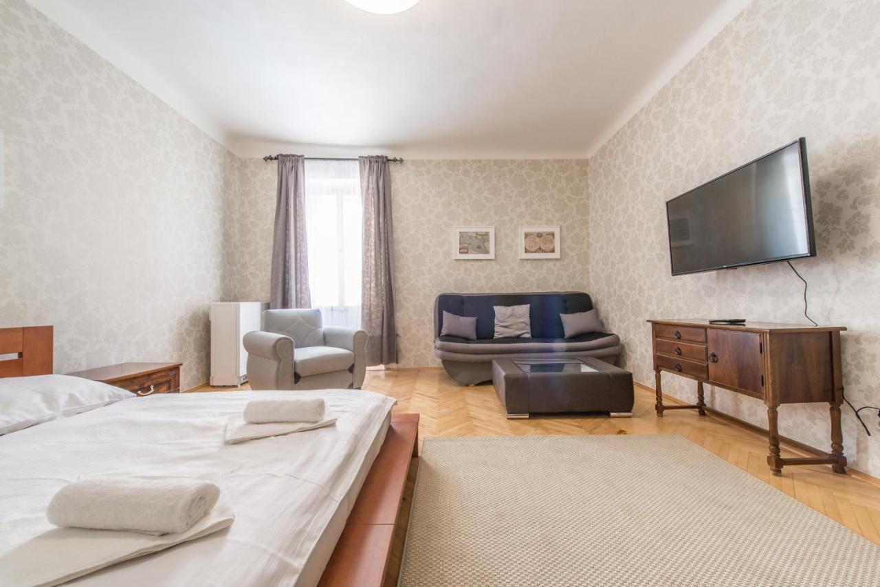 Prague Locals Monastery Apartments Bagian luar foto
